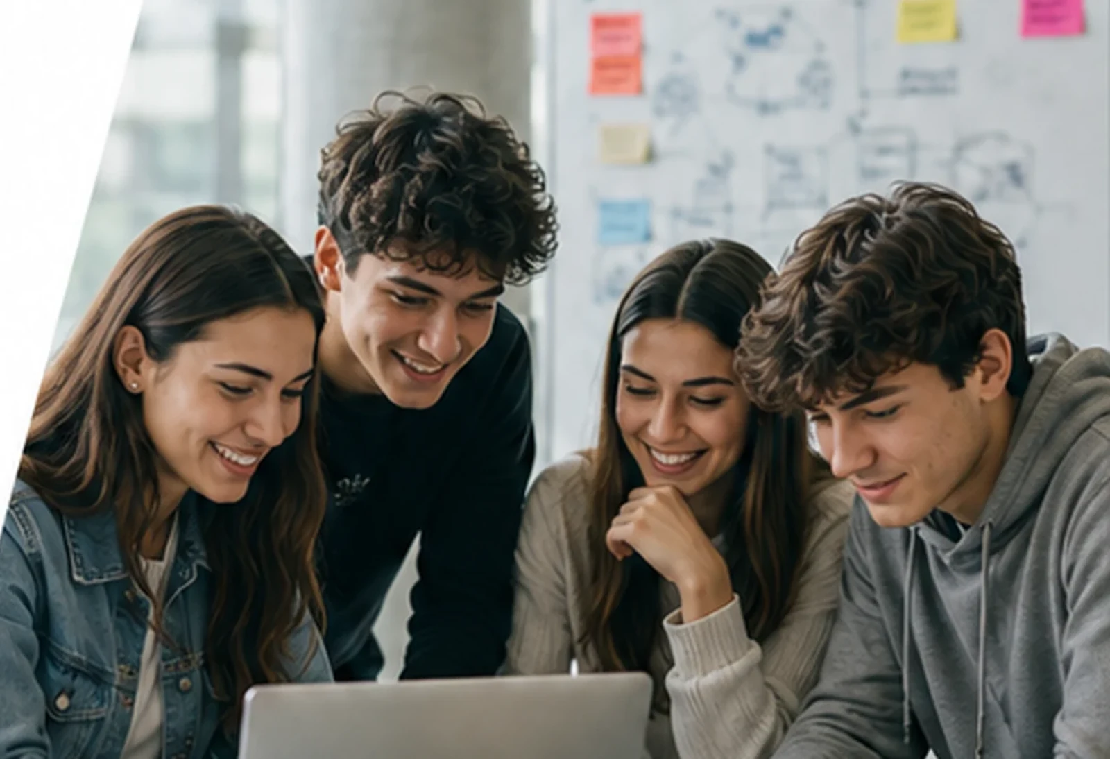 Grupo de estudiantes colaborando con tecnología